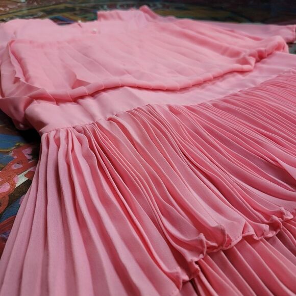 Vintage Star World Pink Pleated Dress with floral lace detail - style 2206 - Picture 9 of 10